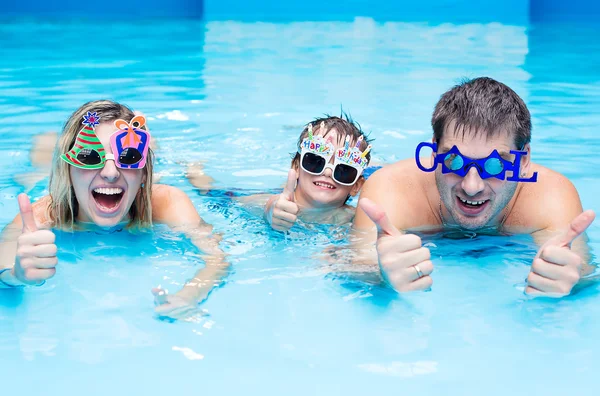 Familie im Aquazentrum — Stockfoto