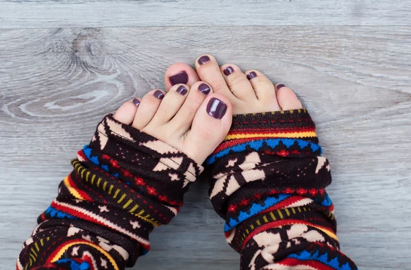 Renkli çoraplı kadın ayakları — Stok fotoğraf