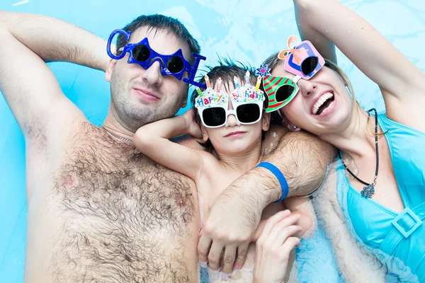 Familjen i en pool — Stockfoto