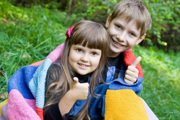 Familie plezier in het park — Stockfoto