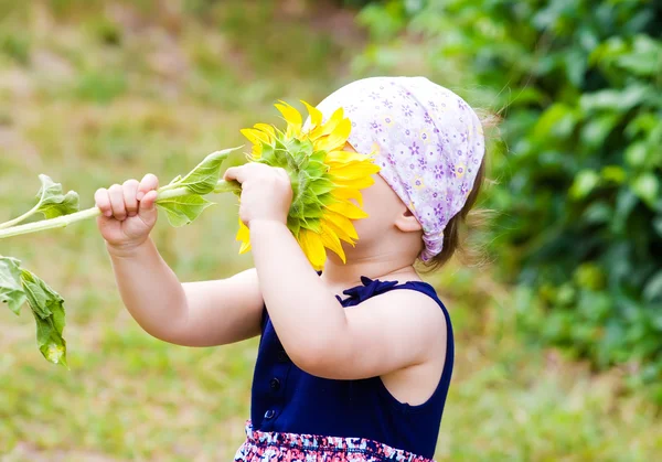 Menina com girassol — Fotografia de Stock