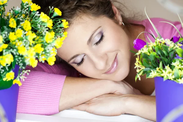 Menina entre as flores — Fotografia de Stock