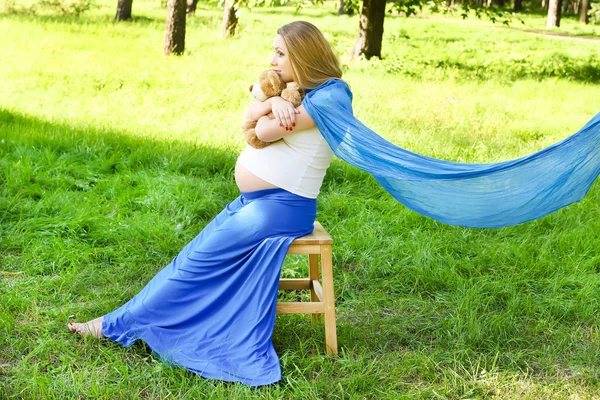 Menina grávida com seu brinquedo favorito — Fotografia de Stock