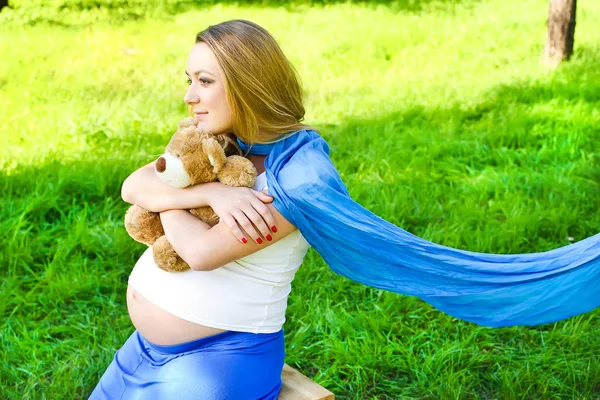 Favoriete speelgoed van zwangere meisje — Stockfoto