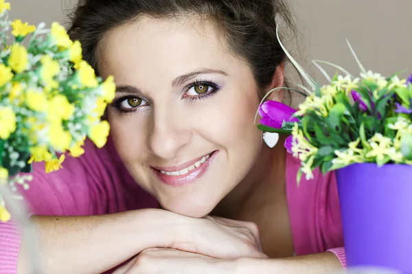 Menina cheirando entre flores — Fotografia de Stock