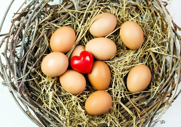 Coeur de jouet entre oeufs de Pâques — Photo