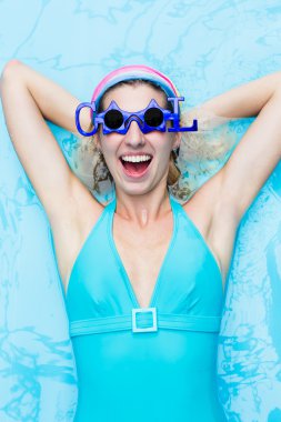 meisje in blue swimsuit