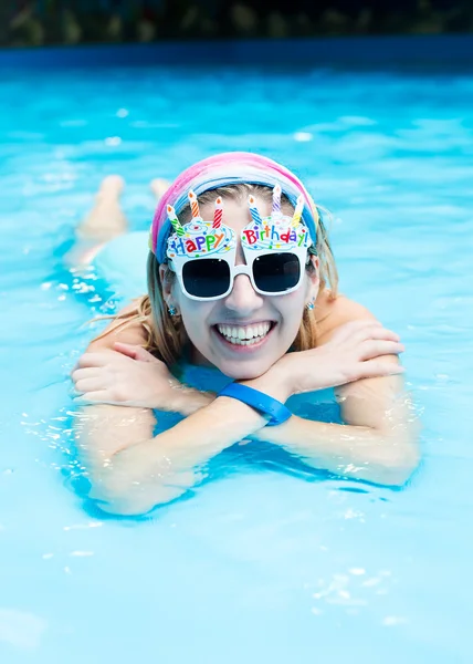 Chica en la piscina —  Fotos de Stock