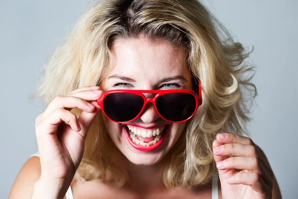 Chica en gafas rojas — Foto de Stock