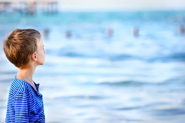 Pojke vid havet — Stockfoto