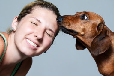 Köpekli kız