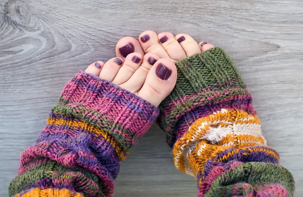 Vrouwen voeten met paarse pedicure — Stockfoto