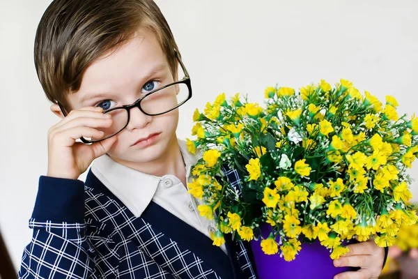 Pojke med en blommor — Stockfoto