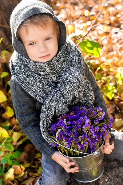 Boy with flowers — Stock Photo, Image