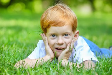 Çocuk çim üzerinde yalan