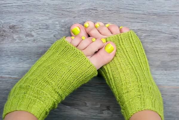 Groene vrouwelijke pedicure — Stockfoto