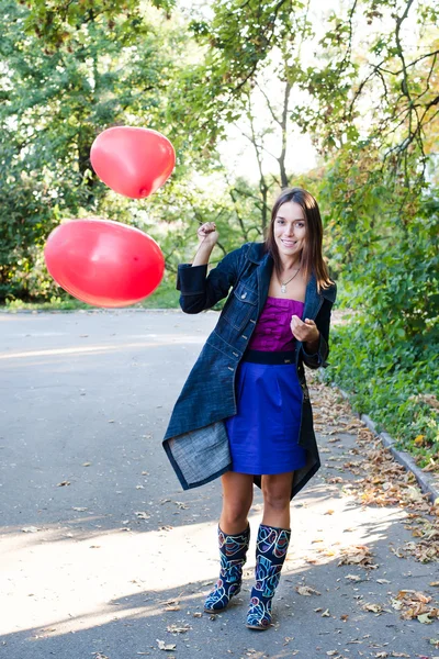 Mädchen mit Luftballons — Stockfoto