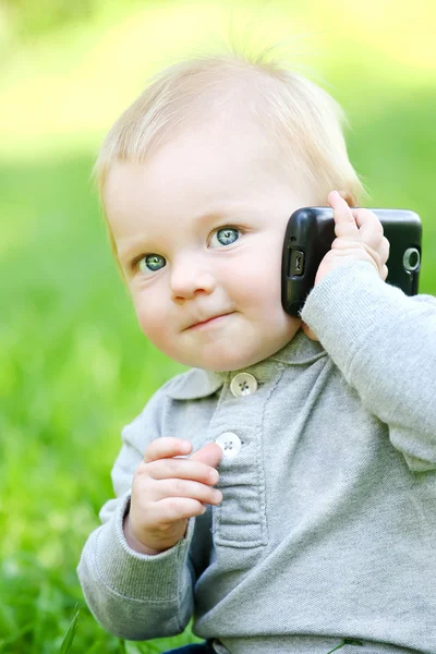 मोबाइल फोन के साथ एक लड़का — स्टॉक फ़ोटो, इमेज