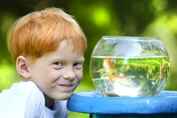 Garçon avec poisson — Photo