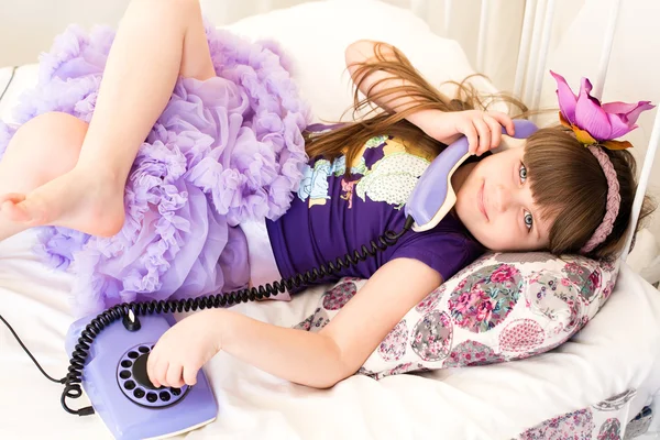 Το κορίτσι μιλάει στο τηλέφωνο. — Φωτογραφία Αρχείου