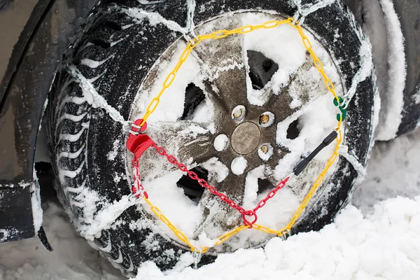 Coche atrapado en la nieve — Foto de Stock