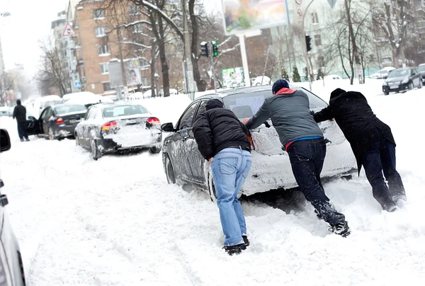 Auto steckt im Schnee fest — Stockfoto