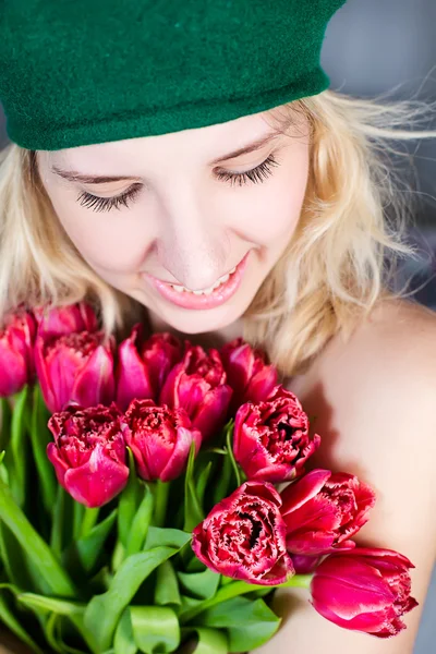 Våren flicka med blommor — Stockfoto