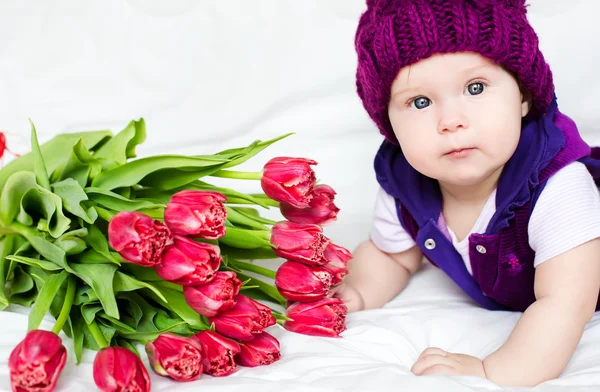 Bebé con flores —  Fotos de Stock