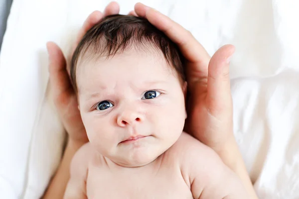 Bebé en manos de la madre — Foto de Stock