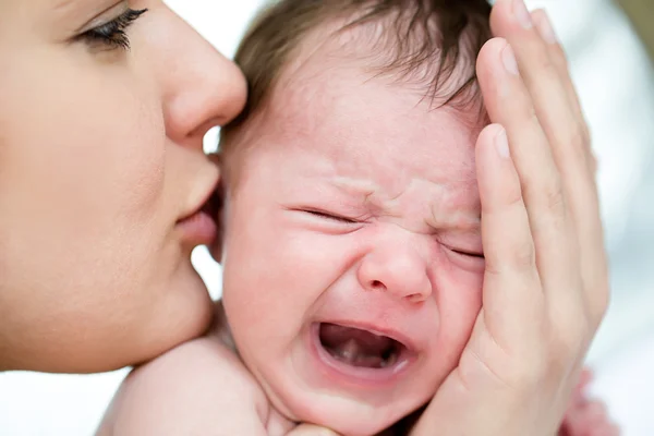 Huilende baby Rechtenvrije Stockafbeeldingen