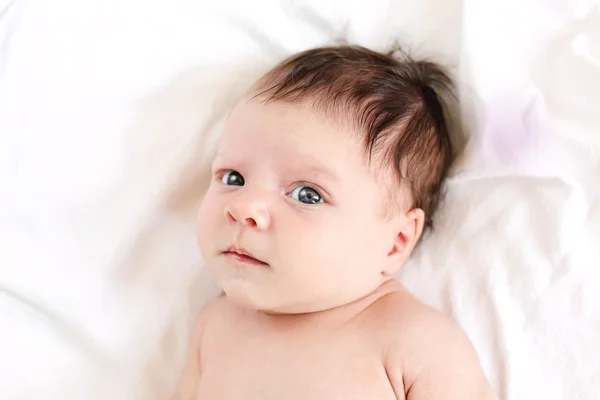 Bébé entre les mains de la mère — Photo