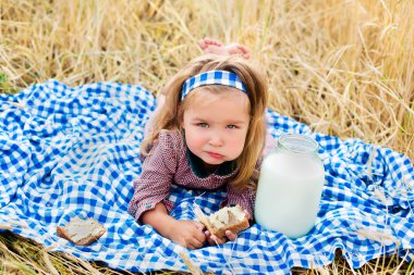 Buğday tarlasında bir kız