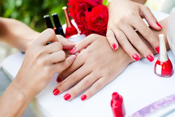 Vrouwelijke manicure — Stockfoto