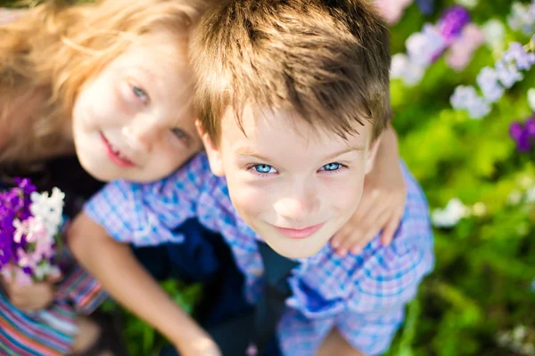 Barnen har roligt på sommardag — Stockfoto