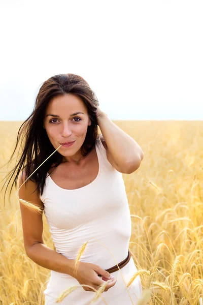 Girl at the wheat field — Stock Photo, Image