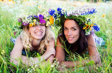 sahada eğleniyor kız