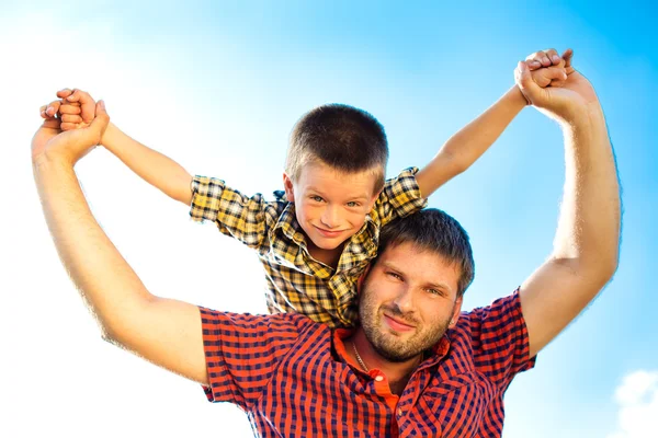 Lycklig familj på naturen — Stockfoto