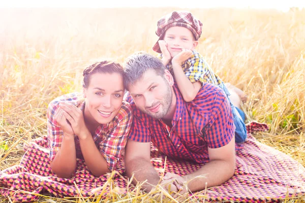 ครอบครัวที่มีความสุขในธรรมชาติ — ภาพถ่ายสต็อก