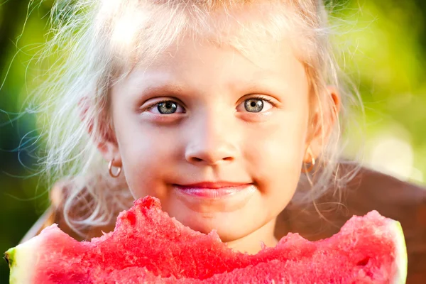 Meisje van de baby eten watermeloen — Stockfoto