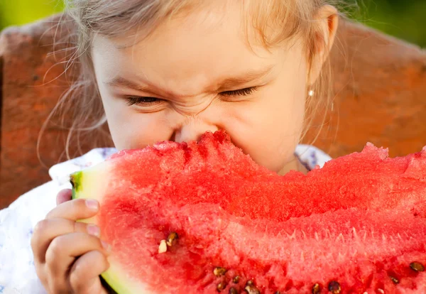女婴吃西瓜 — 图库照片