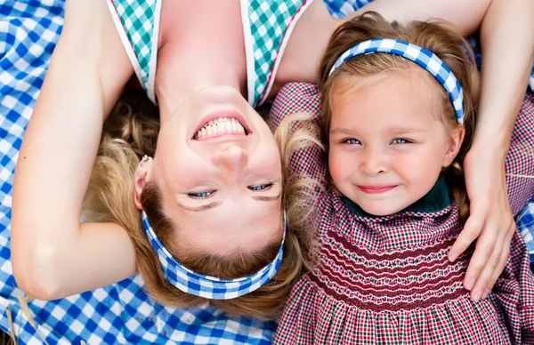 Glückliche Mutter mit Tochter über die Natur — Stockfoto