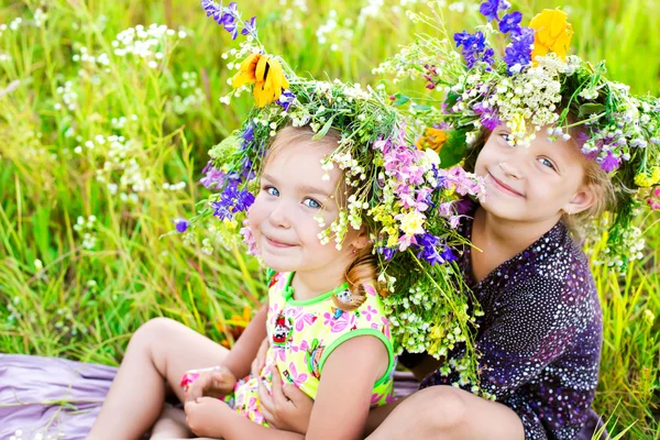 Crianças na natureza de verão — Fotografia de Stock