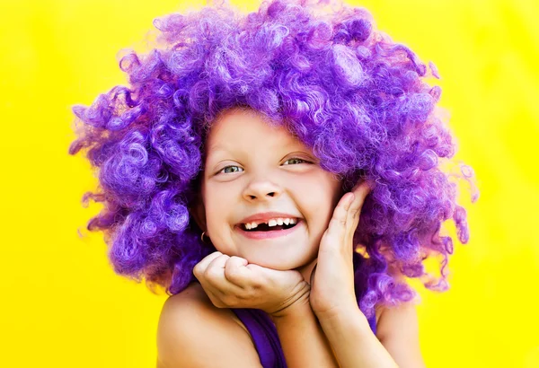 Χαριτωμένο κορίτσι σε αστεία περούκα — Φωτογραφία Αρχείου
