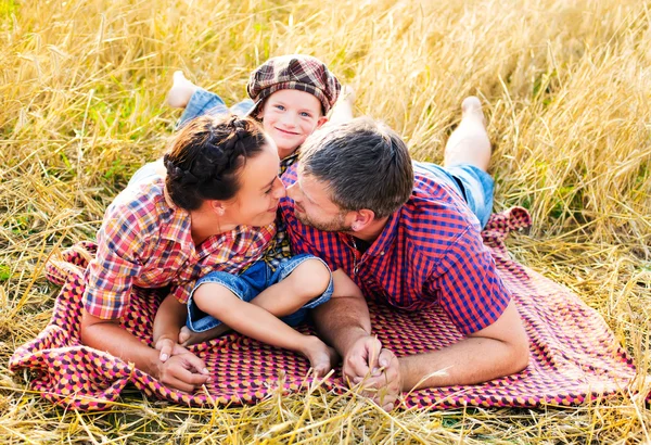 Momentos felices en el día de verano en la naturaleza —  Fotos de Stock