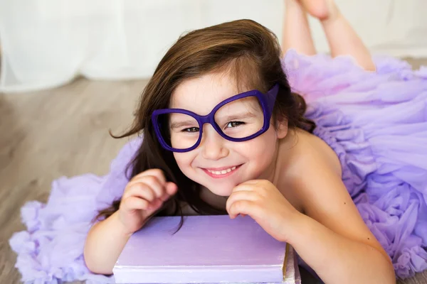 Ragazza carina con il libro — Foto Stock