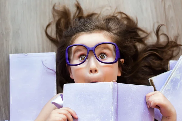 Jolie fille avec le livre — Photo