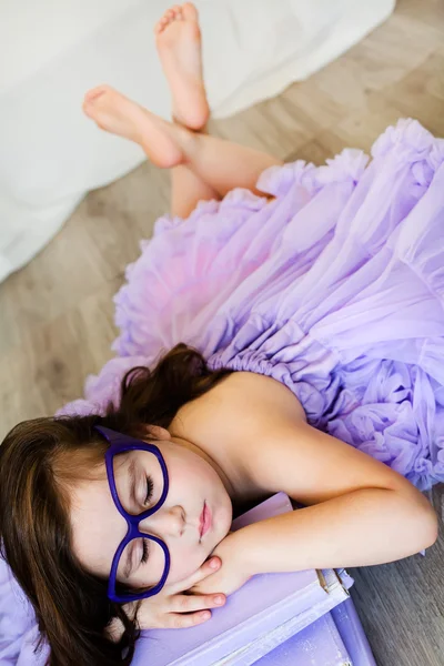 Menina bonito com o livro — Fotografia de Stock