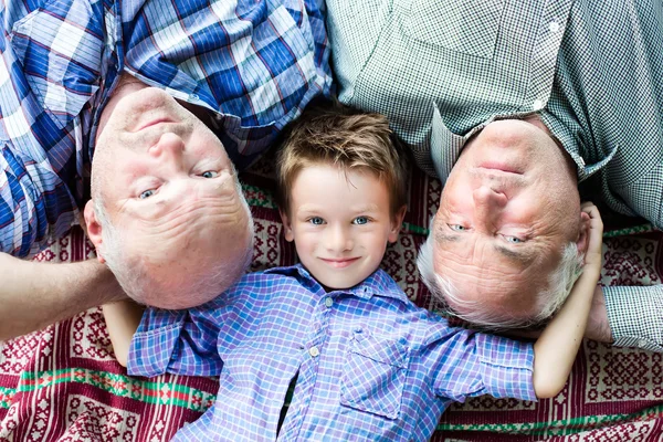 Vnuk s prarodiči — Stock fotografie