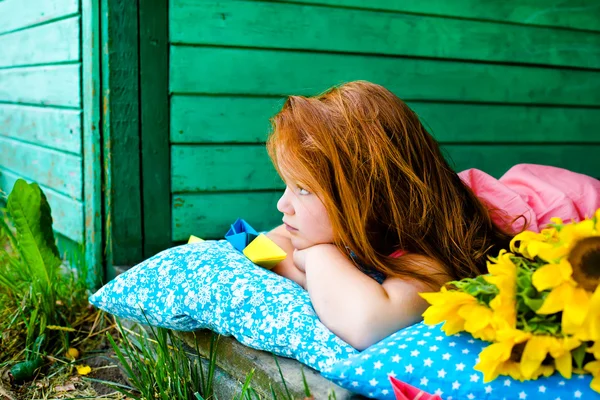 Κόκκινα μαλλιά κορίτσι στο πάρκο — Φωτογραφία Αρχείου
