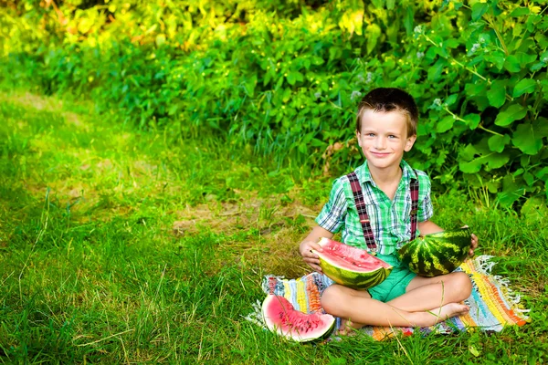 Мальчик в прекрасный летний день — стоковое фото